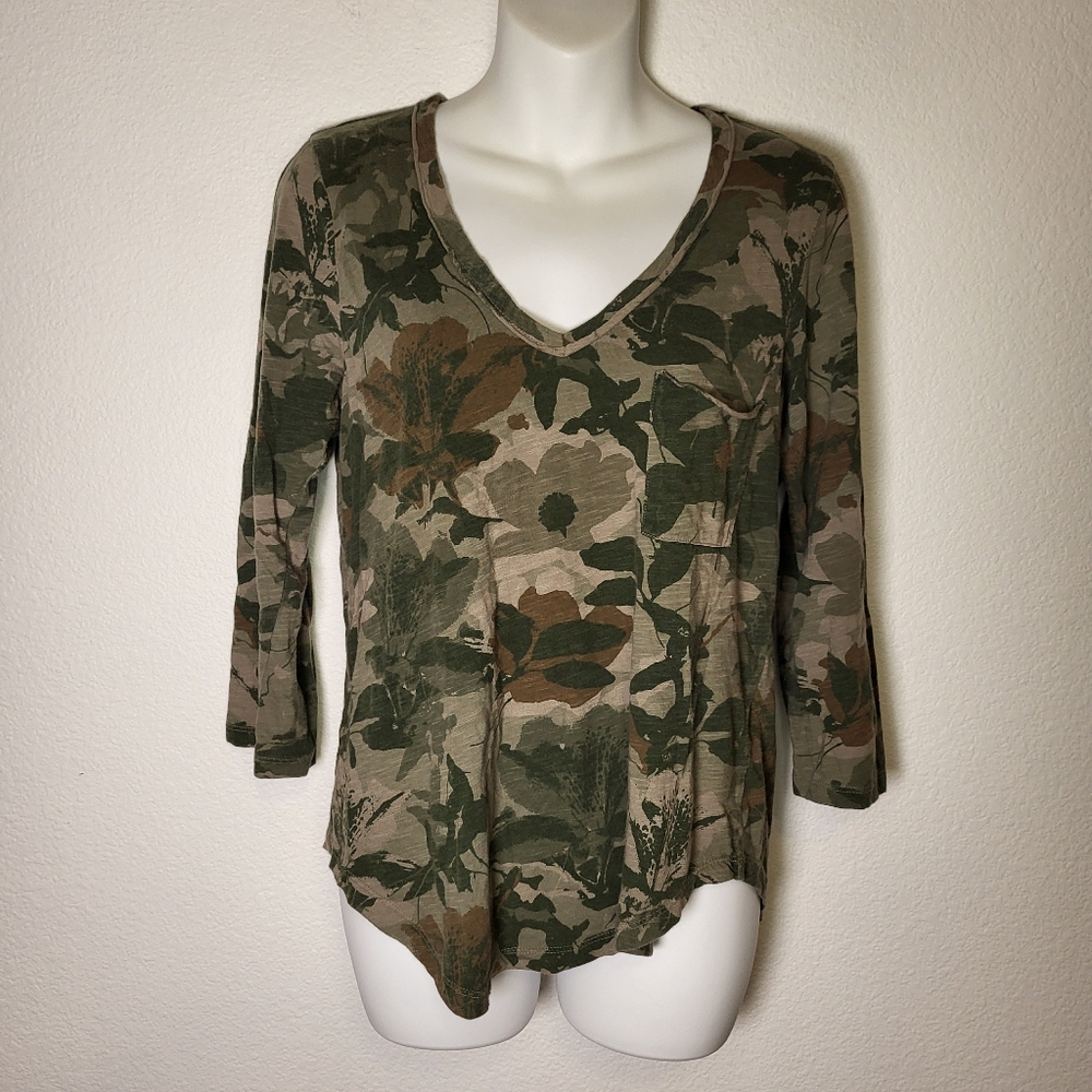 Anthropologie | T.La Deep V 3/4 Sleeve Shirt in Camo size Small